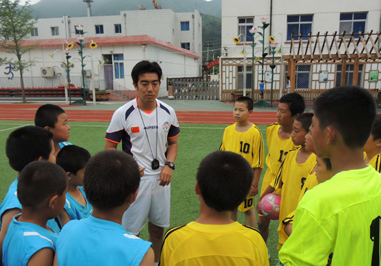 “欢乐足球在校园”走进汤河口镇中心小学